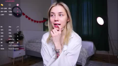 Snapshot of blue_bow chatting on March 9, 6:28 am Adeline online show from March 9, 6:28 am