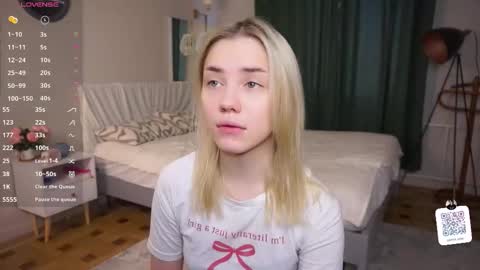 Snapshot of blue_bow chatting on March 14, 6:52 am Adeline online show from March 14, 6:52 am