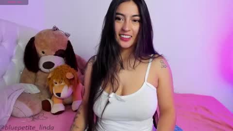 Snapshot of blue_petite chatting on June 13, 2:37 pm Linda online show from June 13, 2:37 pm