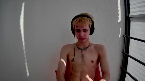 Snapshot of blue_w0rld chatting on March 18, 7:44 am SONNYVAN online show from March 18, 7:44 am