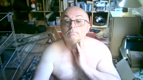 Snapshot of bluebox65 chatting on April 18, 10:41 am bluebox65 online show from April 18, 10:41 am