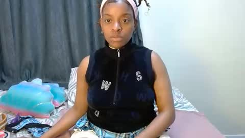 Snapshot of bluedi622952 chatting on April 5, 4:04 pm Tee online show from April 5, 4:04 pm