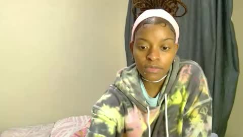 Snapshot of bluedi622952 chatting on April 17, 12:41 pm Tee online show from April 17, 12:41 pm
