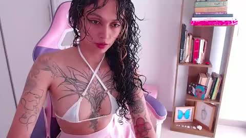 Snapshot of bluee_v chatting on April 6, 7:04 pm Im Abril .. Nice to meet you thumb up me please its important INDEPENDENT MODEL online show from April 6, 7:04 pm