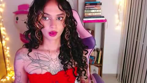 Snapshot of bluee_v chatting on April 23, 2:02 am Im Abril .. Nice to meet you thumb up me please its important INDEPENDENT MODEL online show from April 23, 2:02 am