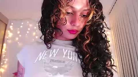 Snapshot of bluee_v chatting on April 28, 2:10 am Im Abril .. Nice to meet you thumb up me please its important INDEPENDENT MODEL online show from April 28, 2:10 am