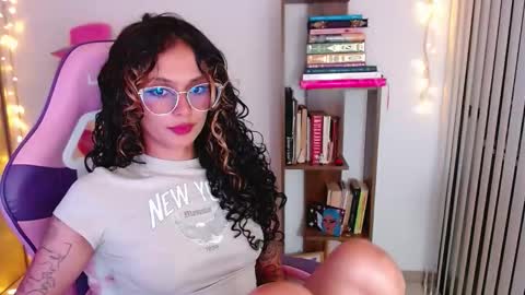 Snapshot of bluee_v chatting on April 28, 2:27 am Im Abril .. Nice to meet you thumb up me please its important INDEPENDENT MODEL online show from April 28, 2:27 am