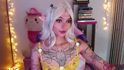Snapshot of bluee_v chatting on May 7, 2:06 am Im Abril .. Nice to meet you thumb up me please its important INDEPENDENT MODEL online show from May 7, 2:06 am