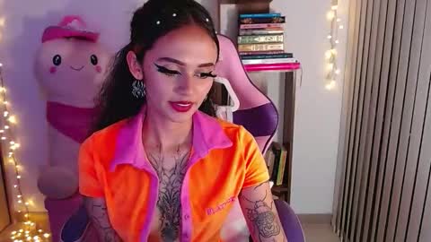 Snapshot of bluee_v chatting on May 12, 3:25 am Im Abril .. Nice to meet you thumb up me please its important INDEPENDENT MODEL online show from May 12, 3:25 am