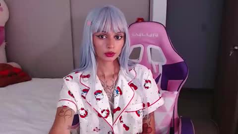 Snapshot of bluee_v chatting on May 22, 3:02 am Im Abril .. Nice to meet you thumb up me please its important INDEPENDENT MODEL online show from May 22, 3:02 am
