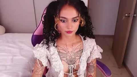 Snapshot of bluee_v chatting on June 3, 10:37 pm Im Abril .. Nice to meet you thumb up me please its important INDEPENDENT MODEL online show from June 3, 10:37 pm