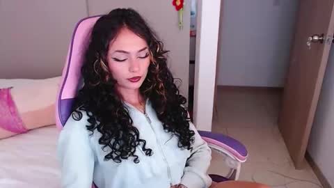 Snapshot of bluee_v chatting on June 9, 1:39 am Im Abril .. Nice to meet you thumb up me please its important INDEPENDENT MODEL online show from June 9, 1:39 am