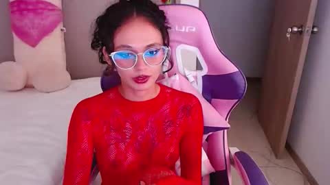 Snapshot of bluee_v chatting on June 10, 1:39 am Im Abril .. Nice to meet you thumb up me please its important INDEPENDENT MODEL online show from June 10, 1:39 am