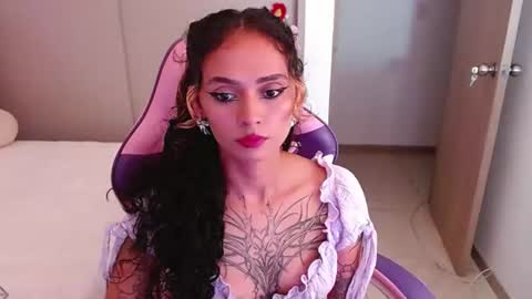 Snapshot of bluee_v chatting on June 22, 1:29 am Im Abril .. Nice to meet you thumb up me please its important INDEPENDENT MODEL online show from June 22, 1:29 am