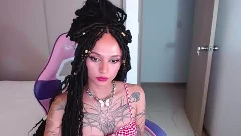 Snapshot of bluee_v chatting on July 9, 1:53 am Im Abril .. Nice to meet you thumb up me please its important INDEPENDENT MODEL online show from July 9, 1:53 am