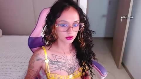 Snapshot of bluee_v chatting on July 20, 2:48 am Im Abril .. Nice to meet you thumb up me please its important INDEPENDENT MODEL online show from July 20, 2:48 am