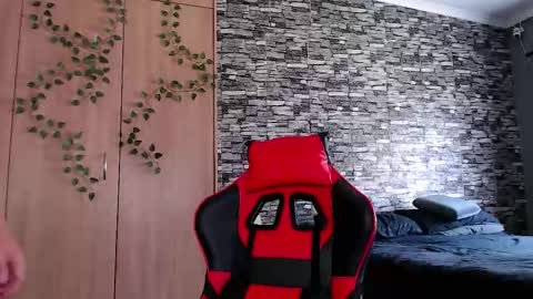 blueeyeboy0 online show from December 15, 7:45 am