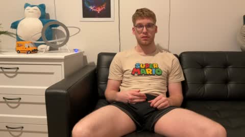Snapshot of blueeyedtallguy chatting on December 21, 3:14 am blueeyedtallguy online show from December 21, 3:14 am
