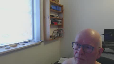 blueeyesn8 online show from February 28, 9:04 am