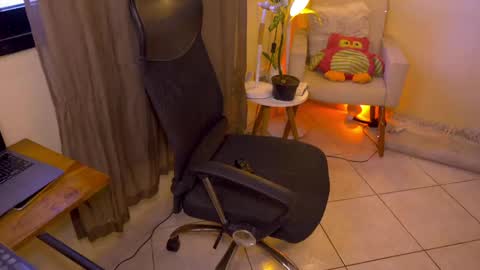 Snapshot of blueflora chatting on May 28, 1:52 pm FLORAA online show from May 28, 1:52 pm