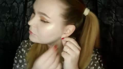 Snapshot of blushing_star chatting on December 3, 11:30 am blushing_star online show from December 3, 11:30 am