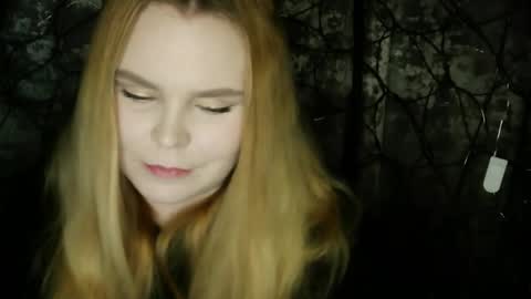 Snapshot of blushing_star chatting on December 15, 4:33 pm blushing_star online show from December 15, 4:33 pm