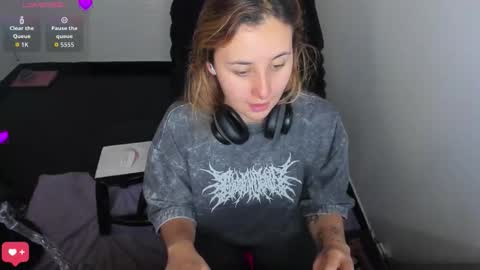 Bonnie Help me reach 500 likes online show from February 5, 9:19 pm