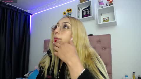 Soffy Brooks Independent model online show from October 13, 5:07 am