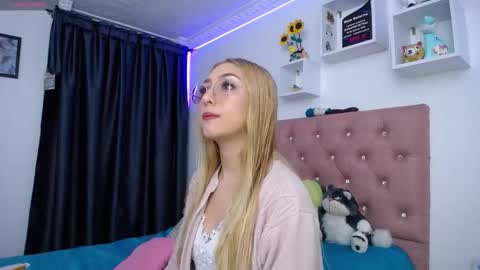 Soffy Brooks Independent model online show from October 24, 3:25 am