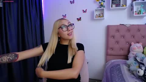 Soffy Brooks Independent model online show from May 8, 3:56 am