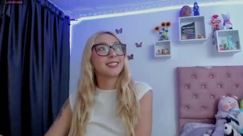 Soffy Brooks Independent model online show from May 28, 4:10 am
