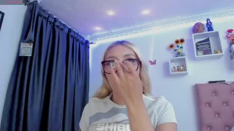 Soffy Brooks Independent model online show from May 31, 6:42 am