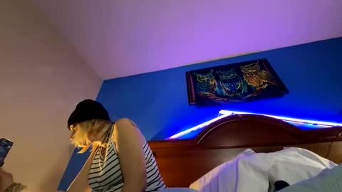 Snapshot of boobookittyfuxx chatting on November 3, 6:25 am boobookittyfuxx online show from November 3, 6:25 am