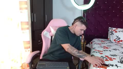 Snapshot of booyhott_ chatting on November 10, 7:02 pm booyhott_ online show from November 10, 7:02 pm