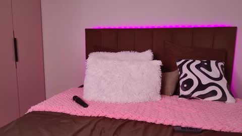 Snapshot of born_to_blow_ chatting on March 11, 4:18 am Hallie online show from March 11, 4:18 am