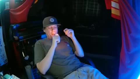 Snapshot of bowerboi1217 chatting on December 4, 9:01 pm Bowerboi1217 online show from December 4, 9:01 pm