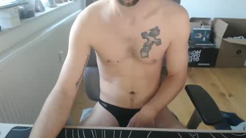 boy_t0y89 online show from April 16, 8:04 am