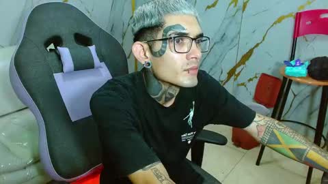 boy_tatto77 online show from February 5, 7:07 pm