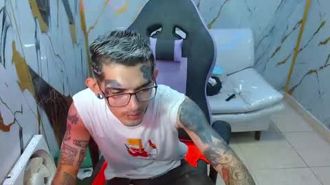 boy_tatto77 online show from February 15, 3:42 pm