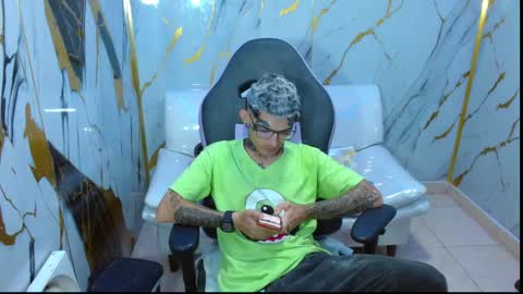 boy_tatto77 online show from February 22, 7:34 pm