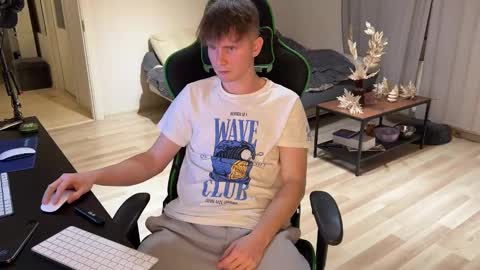 Snapshot of boykik chatting on December 15, 5:53 pm Eddie online show from December 15, 5:53 pm