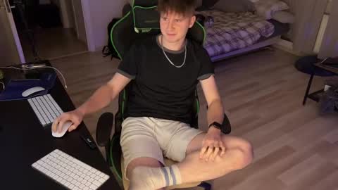 Snapshot of boykik chatting on December 16, 10:56 pm Eddie online show from December 16, 10:56 pm