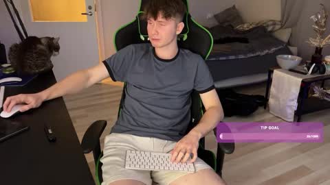 Snapshot of boykik chatting on December 29, 1:45 am Eddie online show from December 29, 1:45 am