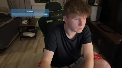 Snapshot of boykik chatting on January 7, 1:06 am Eddie online show from January 7, 1:06 am