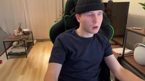 Snapshot of boykik chatting on January 13, 8:26 pm Eddie online show from January 13, 8:26 pm