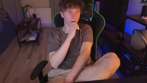 Snapshot of boykik chatting on February 21, 11:21 pm Eddie online show from February 21, 11:21 pm