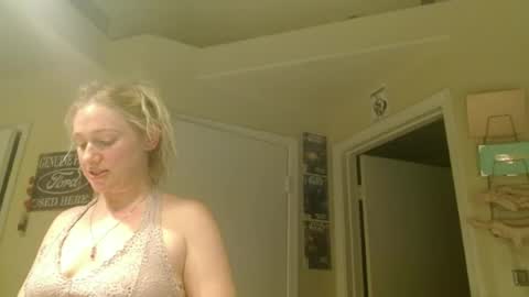 Snapshot of braindeadbetty chatting on June 20, 2:47 am i am a naughty jedi knight online show from June 20, 2:47 am
