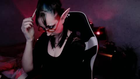 Snapshot of brandy_queen chatting on April 4, 12:35 pm Aurorabut ur dad just calls me Rory online show from April 4, 12:35 pm