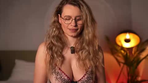 Snapshot of brandywhite chatting on April 24, 3:42 am Alex online show from April 24, 3:42 am