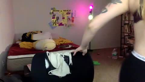 Snapshot of brattylittlemimi chatting on August 3, 12:53 am Mimi Noire online show from August 3, 12:53 am